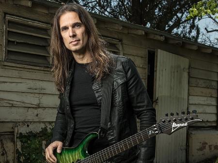 Kiko Loureiro 'vende' solo por R$ 13 mil para gravar disco: 'Foi um dilema'  - 07/06/2020 - UOL Entretenimento