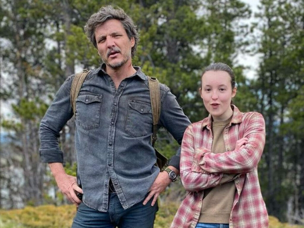 Pedro Pascal e Bella Ramsey em momento descontraído durante as filmagens de The Last of Us