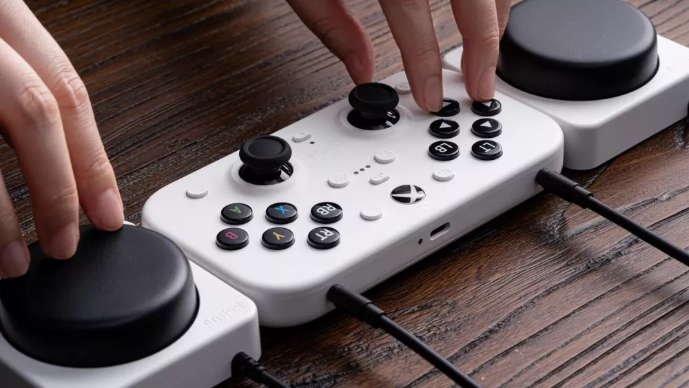 Xbox anuncia novo joystick adaptativo e parceria com a 8BitDo