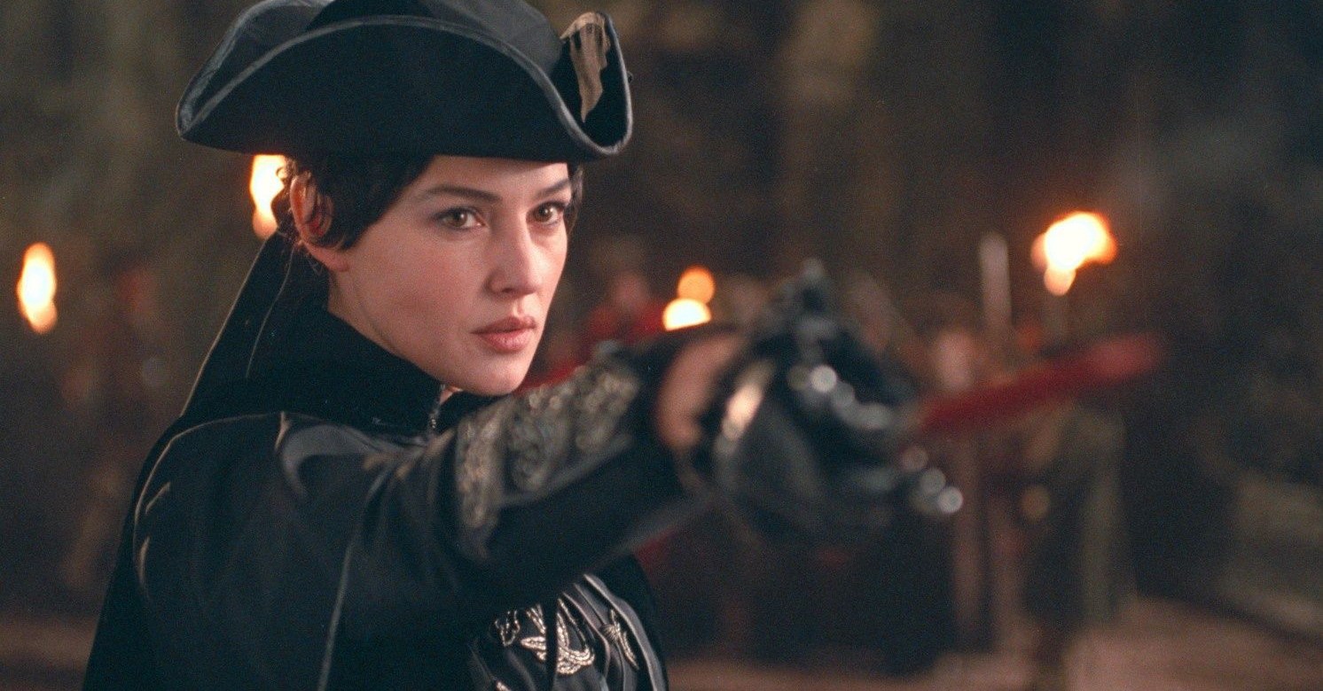 Monica Bellucci como Sylvia, na Irmandade do Lobo.