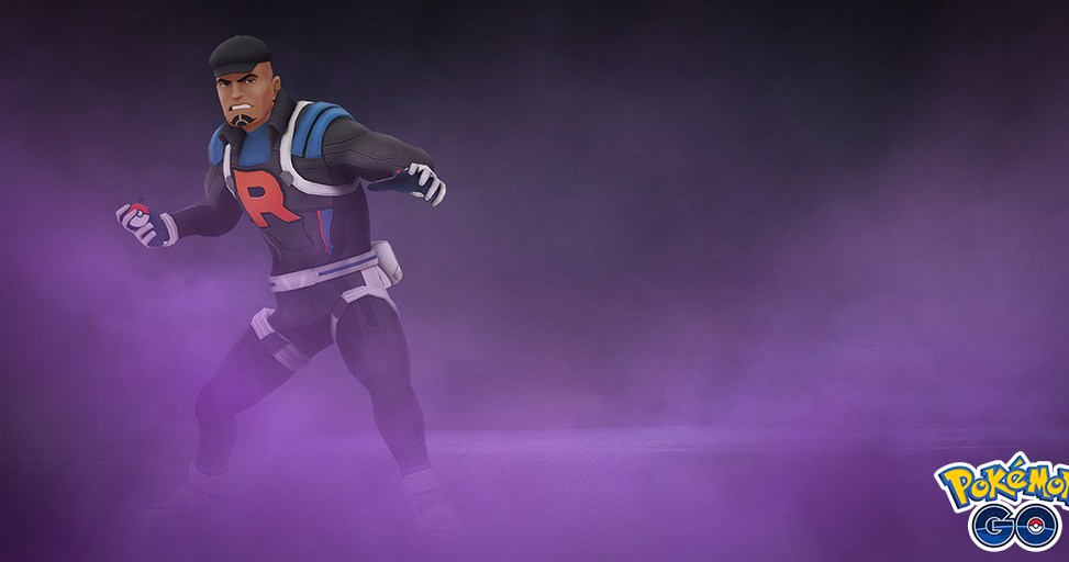 Cliff da Team Rocket Stands em Purple Smog, pronta para jogar uma bola de Poké