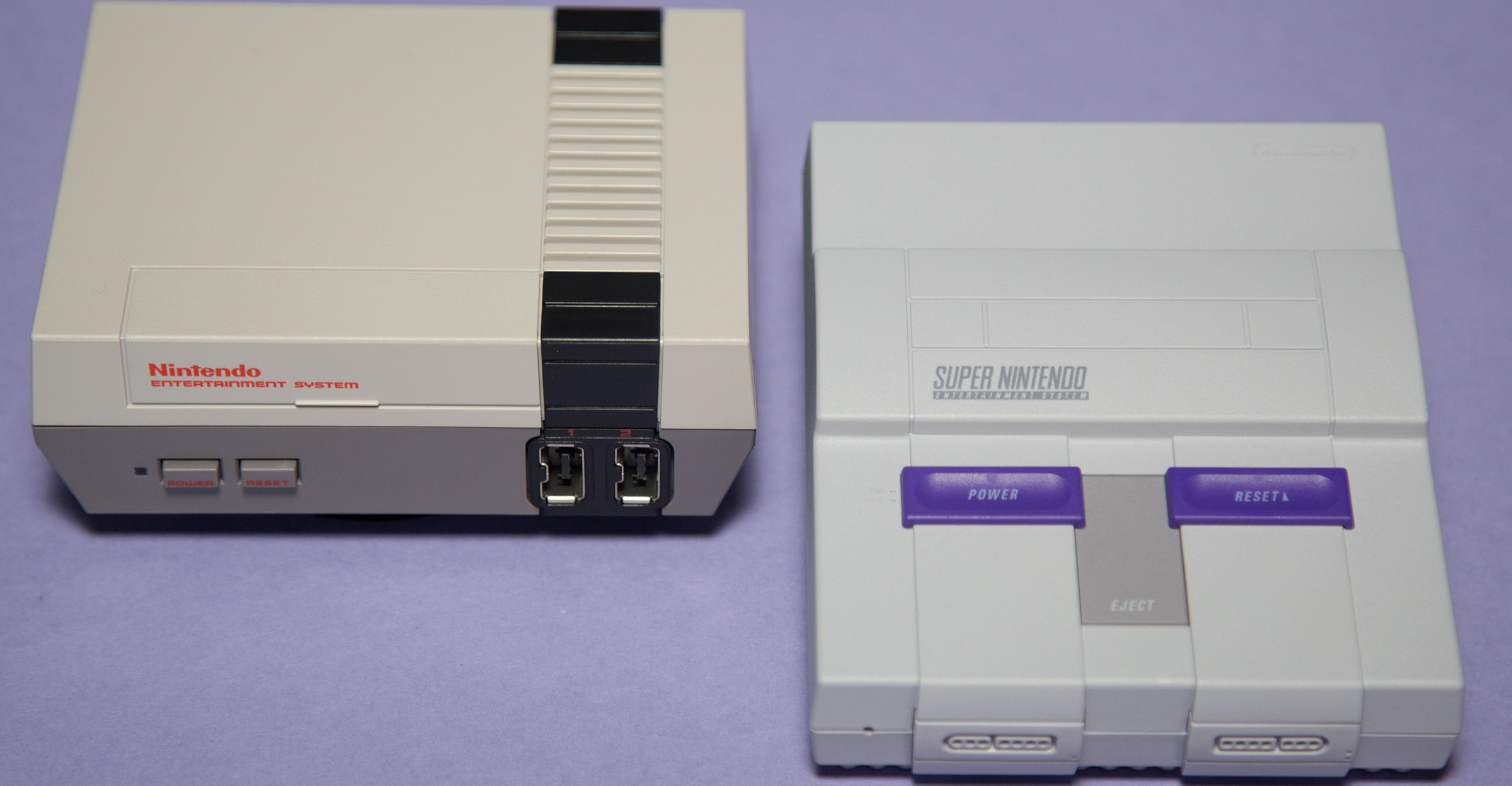 A foto do SNES Classic e NES Classic Side By Side