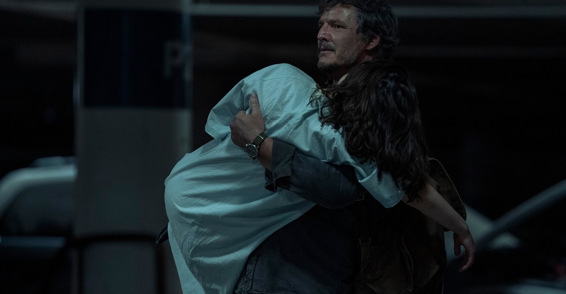 Joel (Pedro Pascal) carrega uma Ellie, vestida, massacrada (Bella Ramsey) enquanto eles escapam dos vaga-lumes na última temporada dos EUA, episódio 9
