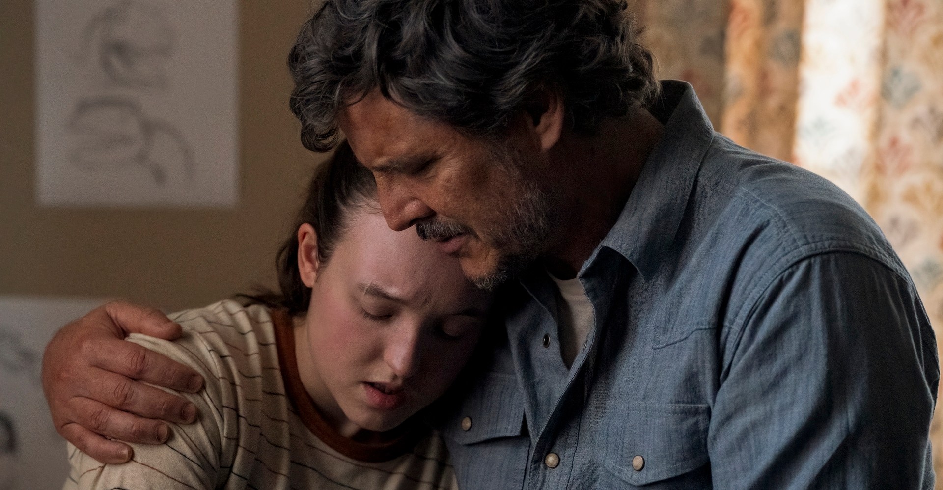Joel (Pedro Pascal) e Ellie (Bella Ramsey) se abraçando na última temporada da Us Season, episódio 6