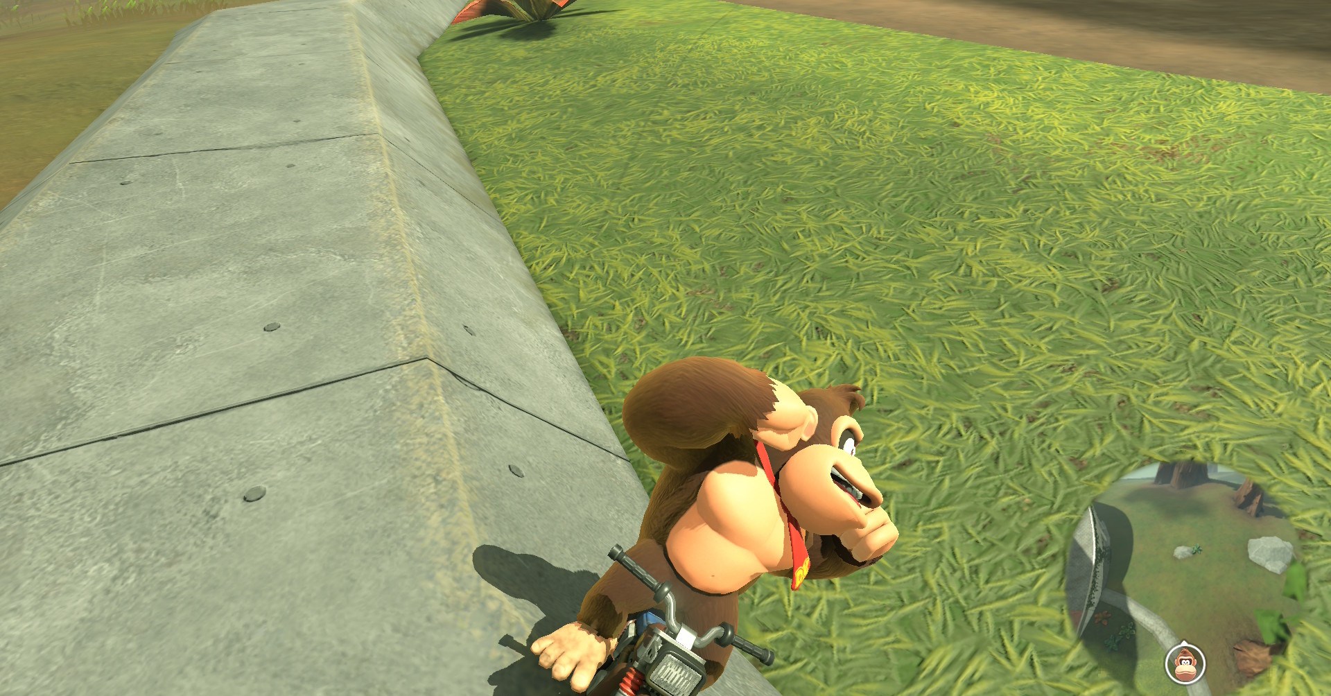 Donkey Kong andando de bicicleta em um ângulo de aparência perigosa em Mario Kart World