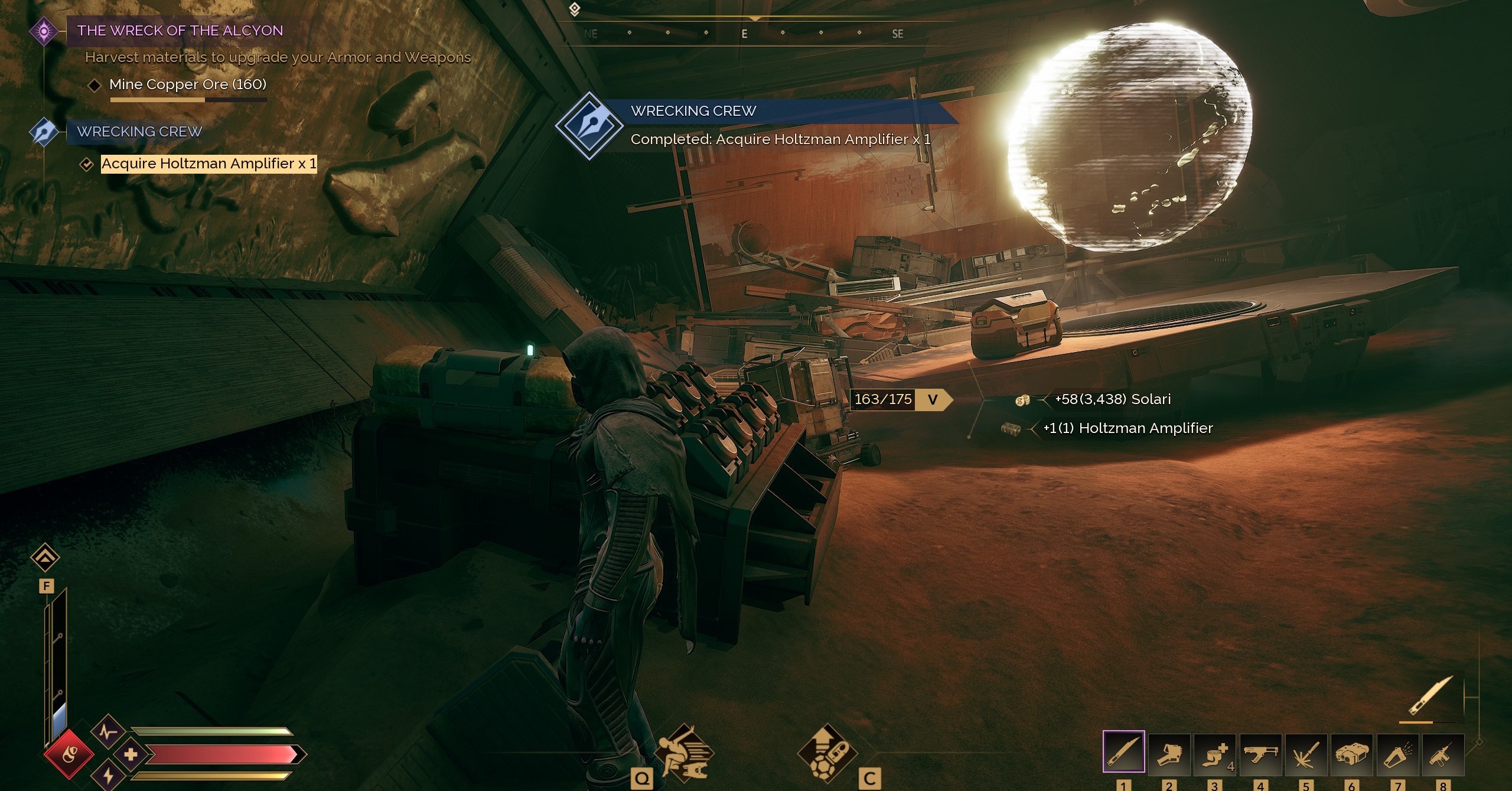 Um personagem de jogador coletando o item de amplificador do Holtzman em Dune Awakening
