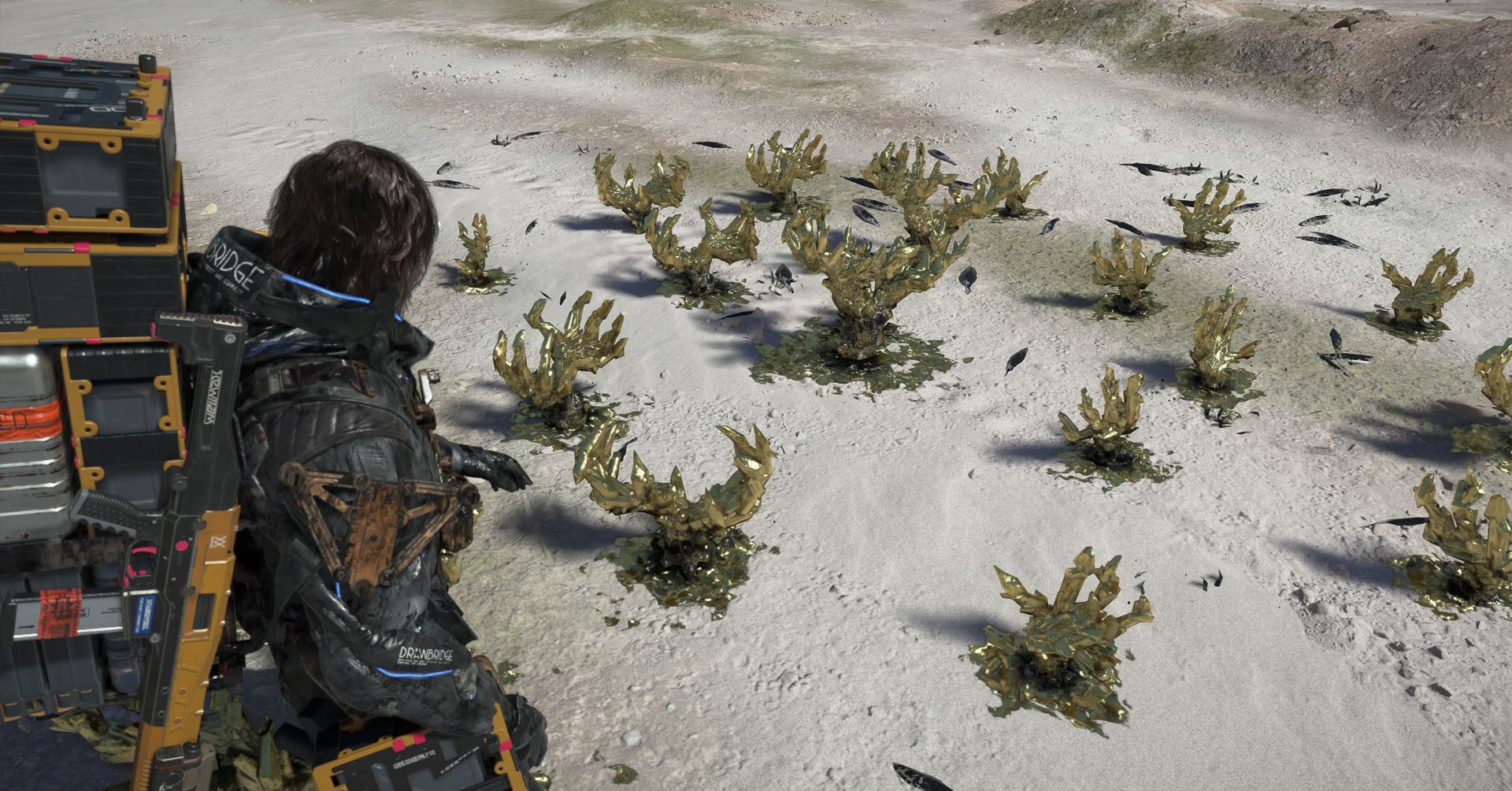 Uma captura de tela de 2 Stranding, mostrando o personagem olhando para cristais dourados que parecem garras.