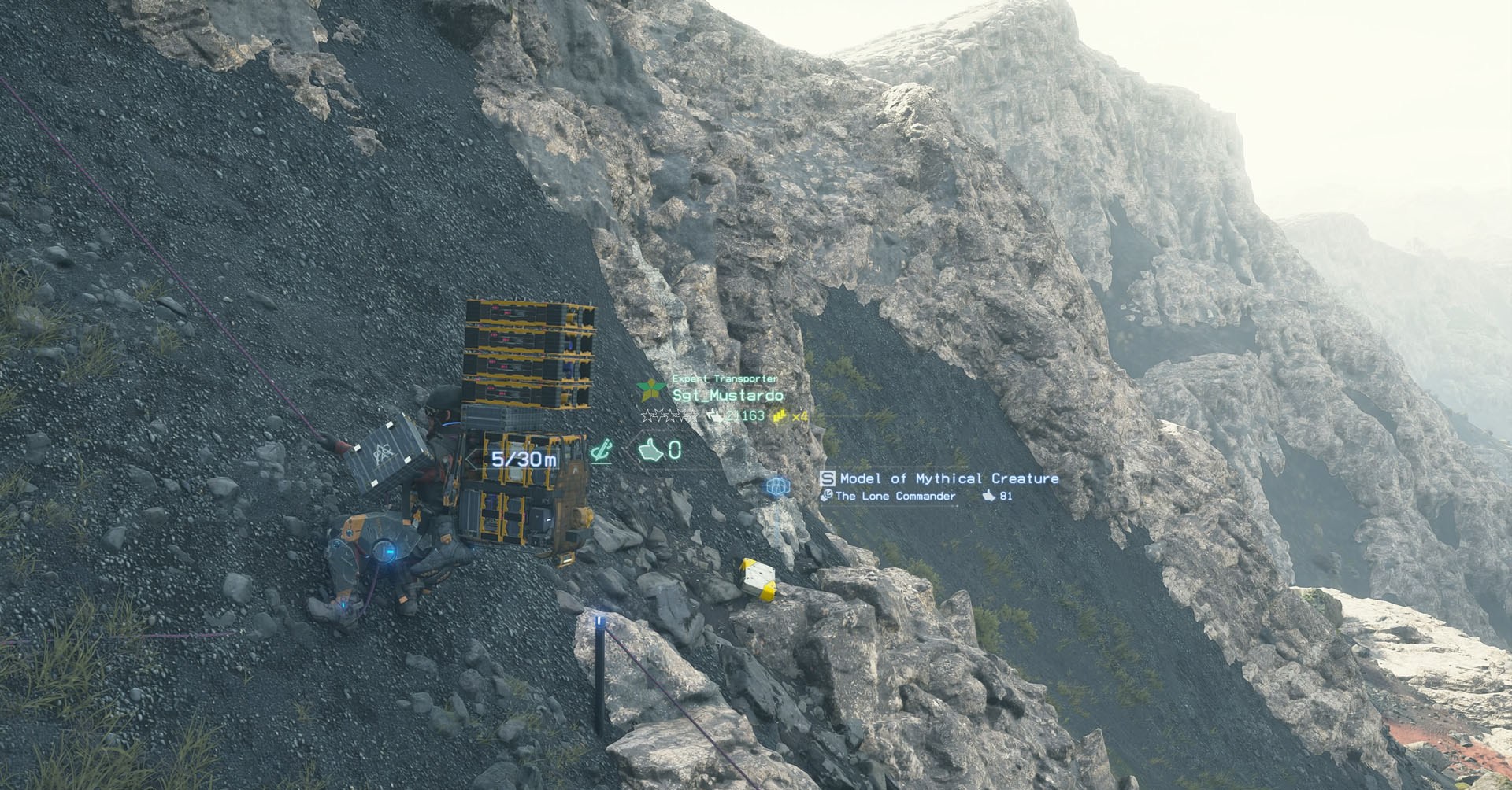 Uma captura de tela do Death Stranding, usando uma âncora de subida em um penhasco para descer. 