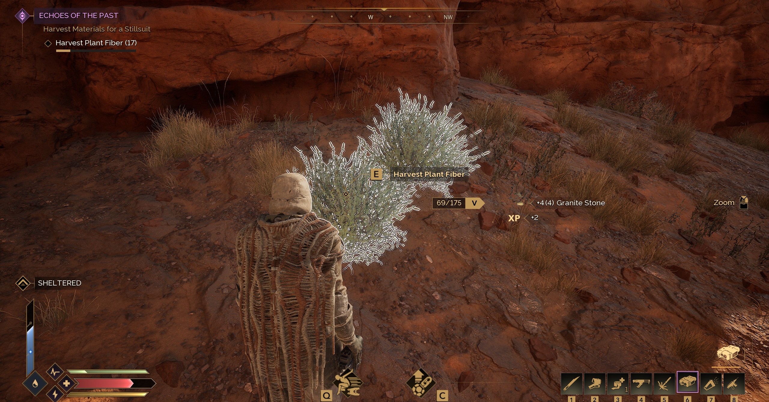 Um jogador em Dune Awakening em pé na frente de arbustos que produzem fibras de planta