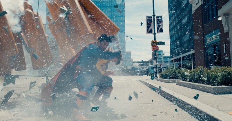 Em um imóvel do cinema de 2025, Superman salva uma criança pequena da morte durante uma explosão nas ruas de Metropolis. 