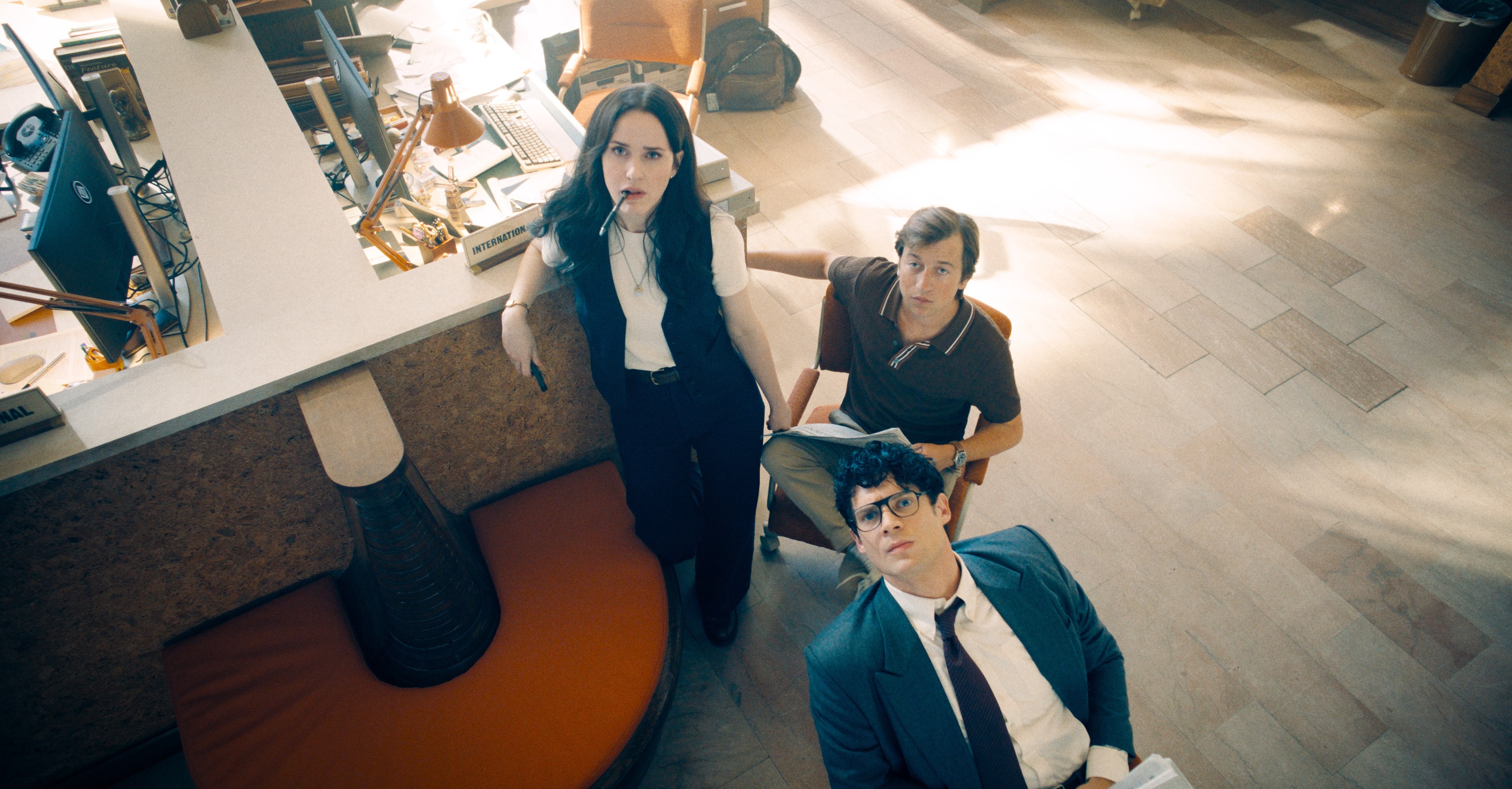 Em um imóvel do filme de 2025, Superman, Lois Lane, Clark Kent e Jimmy Olsen se reúne nos escritórios do Daily Planet. 