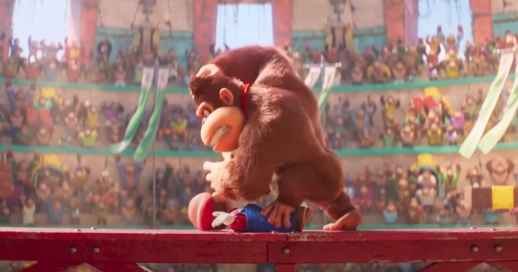 Donkey Kong no filme Super Mario bate o encanador com os punhos. 