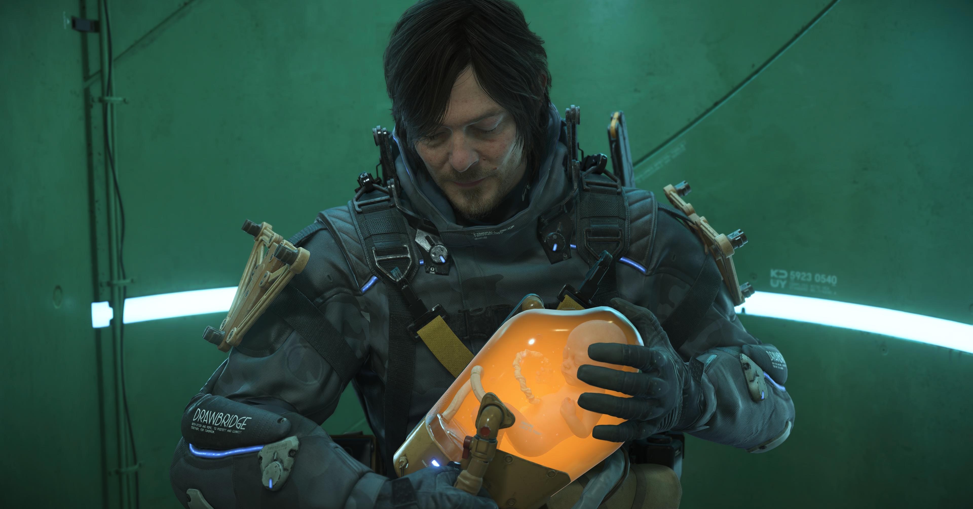 Sam em Death Stranding 2, segurando uma vagem BB com o espírito de Lou dentro