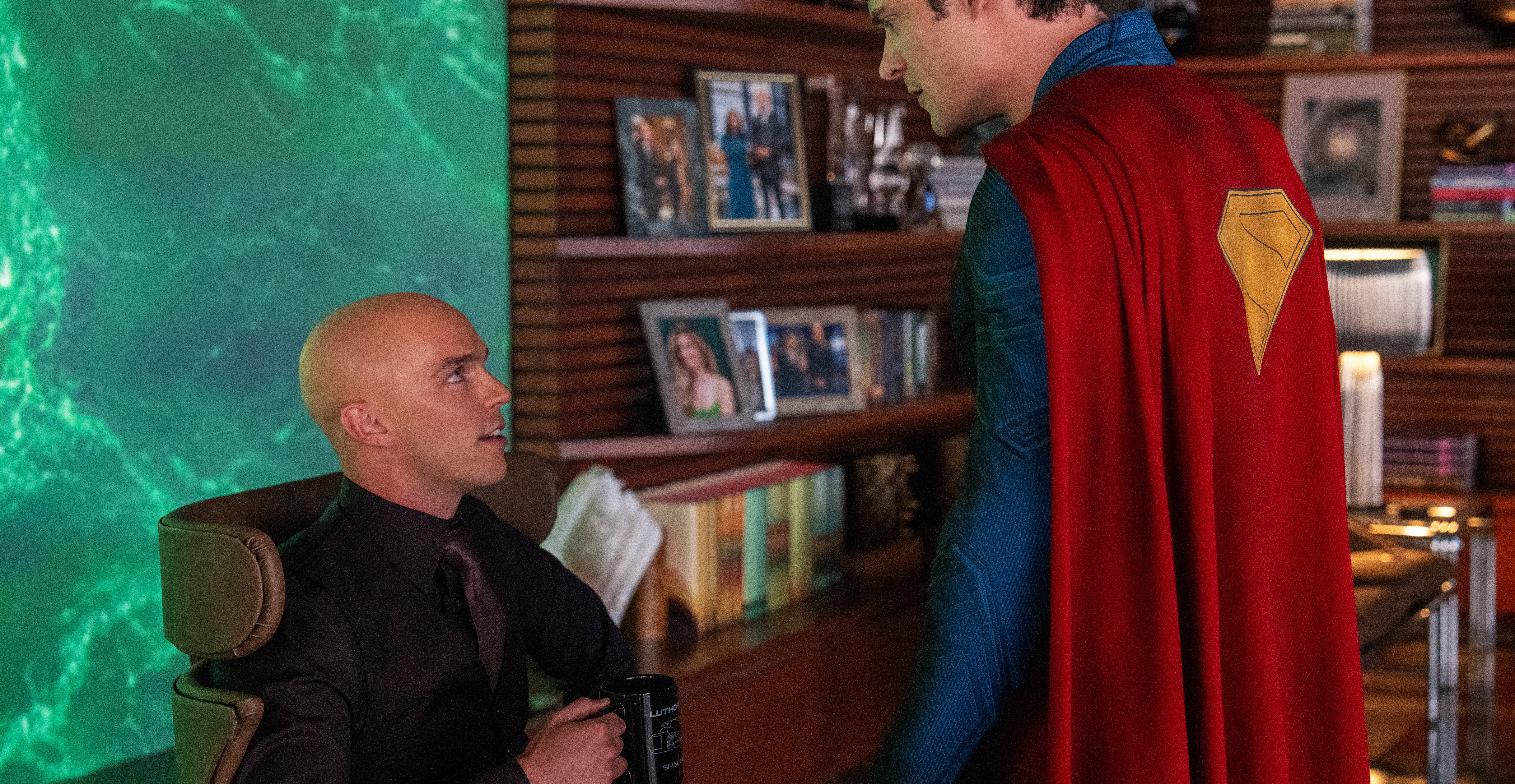 Superman brilha em Luthor, que presunçosamente segura uma caneca de café no Super -Homem de James Gunn