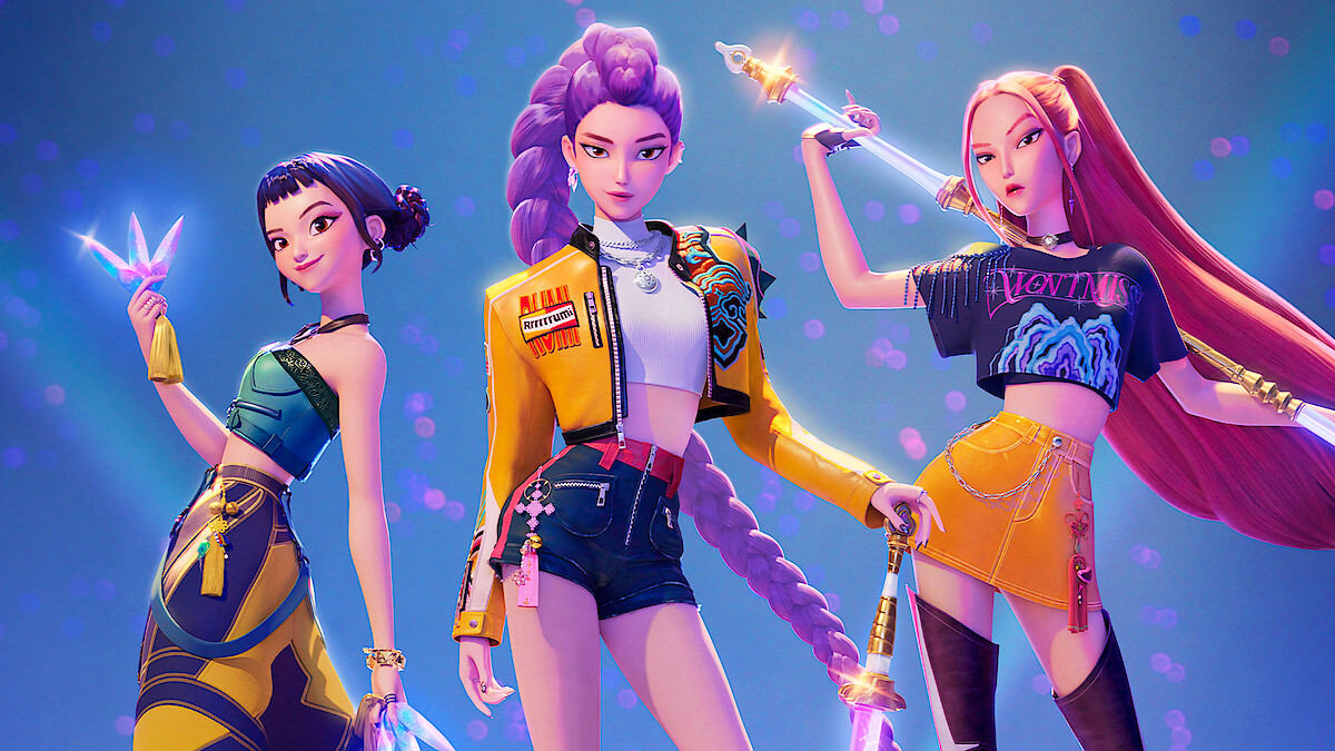 Três mulheres, Zoey, Rumi e Mira, de K-pop Demon Hunters, atacam uma pose com armas de fantasia.