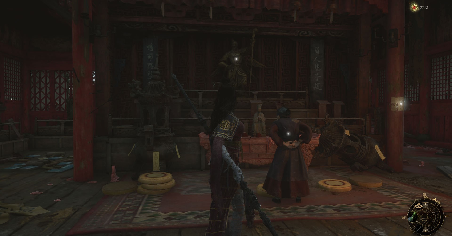 Uma captura de tela de penas caídas, mostrando o personagem principal ao lado de uma velha. Ambos estão olhando para uma estátua de um homem segurando uma equipe.