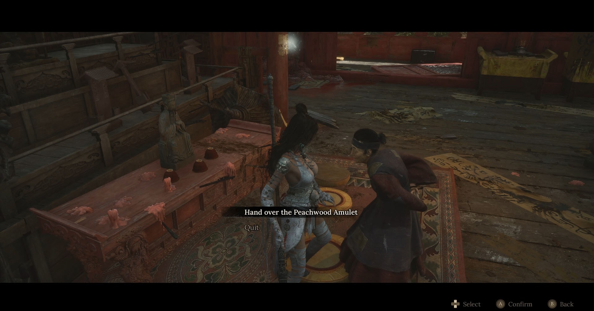 Uma captura de tela de penas caídas, mostrando o personagem principal que interage com Qiao Ying, uma velha a quem você pode entregar um item de amuleto de Peachwood.