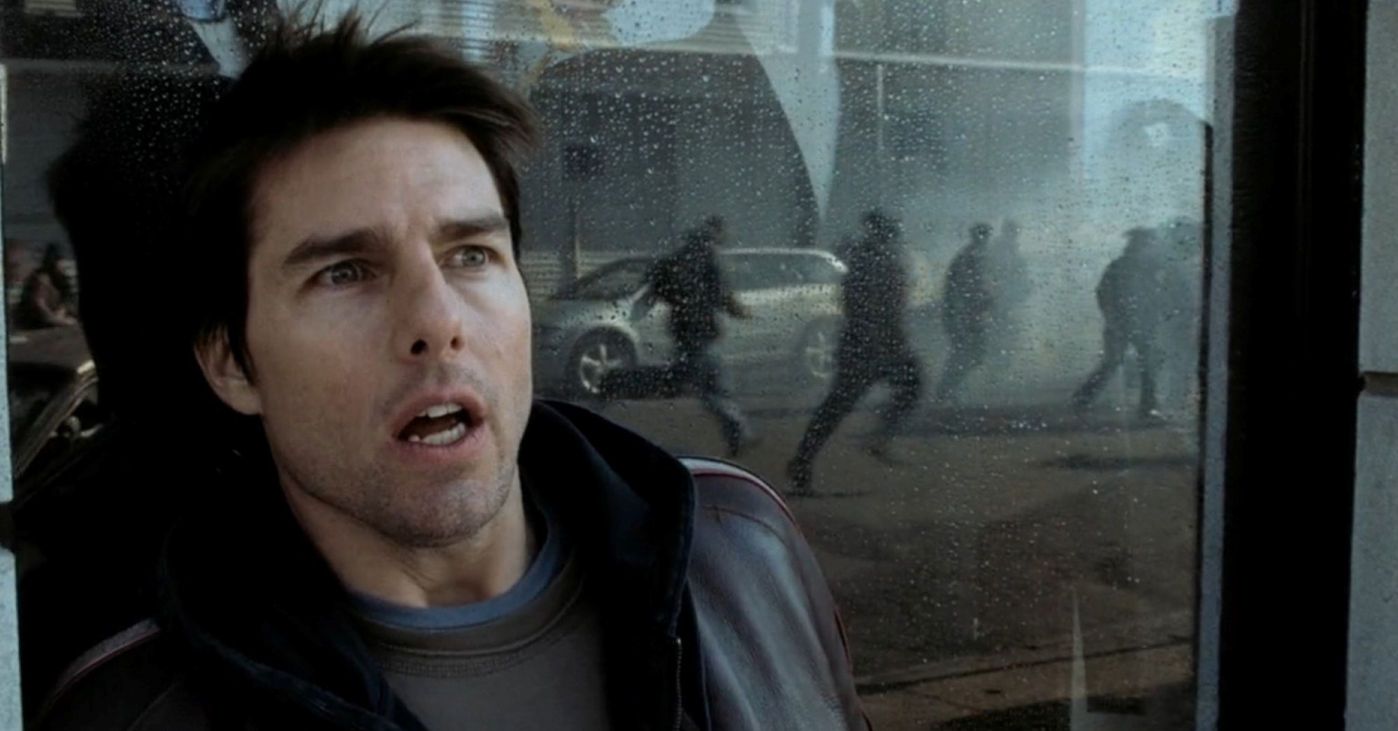 Ray (Tom Cruise) faz uma pausa para recuperar o fôlego enquanto foge de alienígenas atacantes no cinema de 2005 War of the Worlds. 