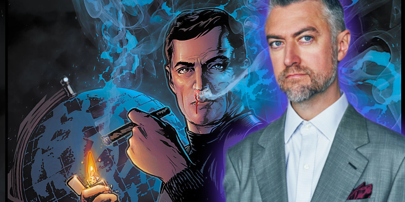 Sean Gunn parado ao lado de uma imagem do personagem Maxwell Lord da DC Comics, a quem ele interpreta no novo DCU