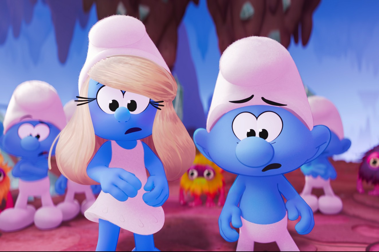 Smurfette e sem nome Smurf parecem angustiados em um imóvel do filme de 2025 Smurfs