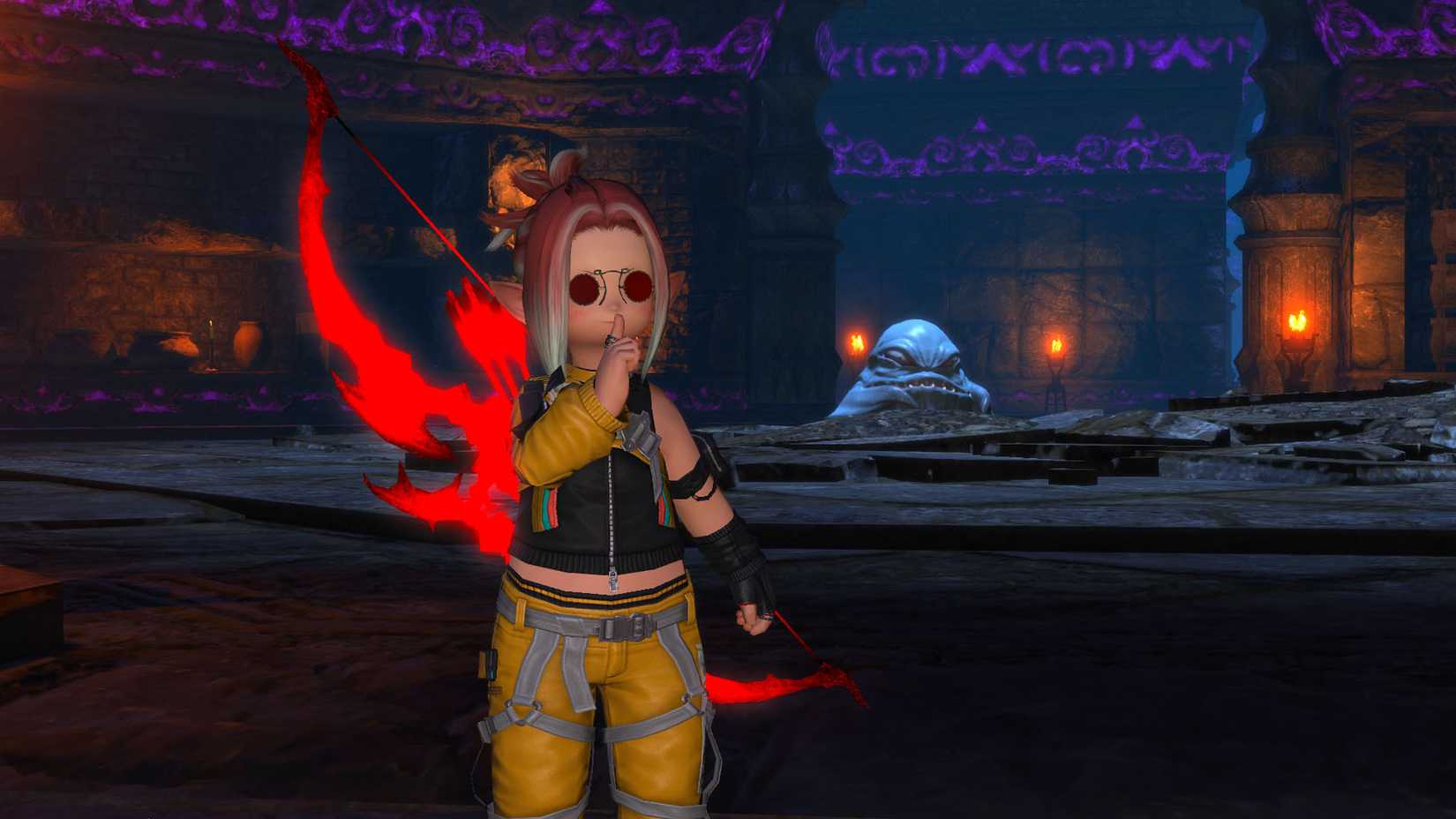 Uma captura de tela do Final Fantasy XIV mostrando um personagem Lalafel com um dedo levantado na frente da boca e um monte de lodo atrás deles