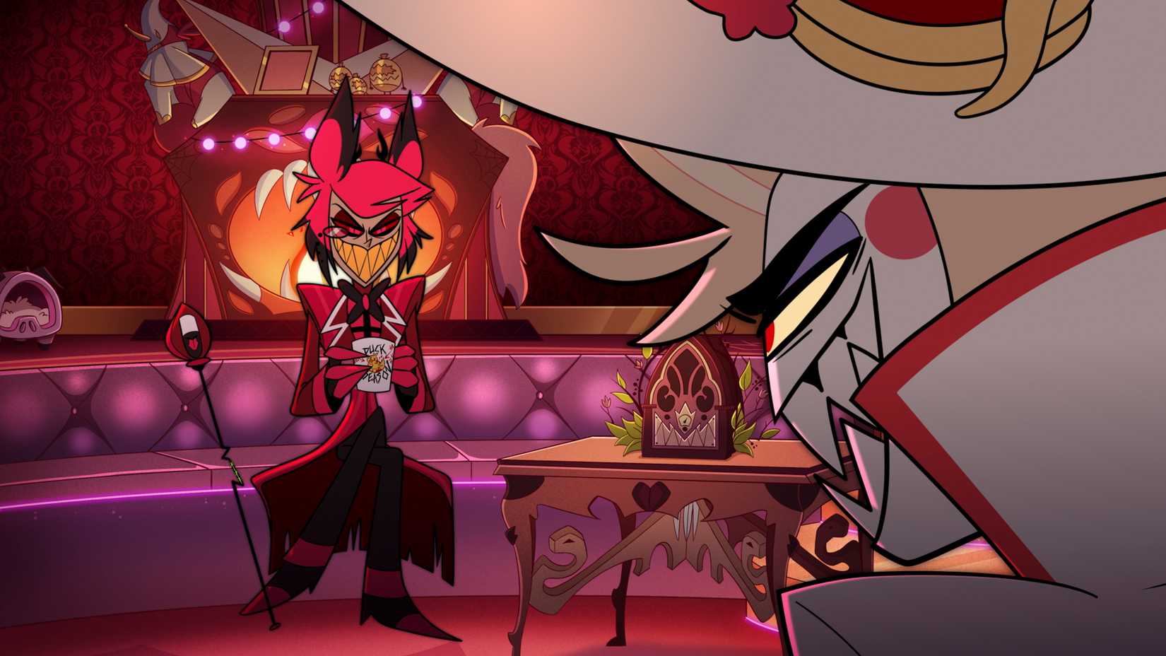 Alastor, o Demônio do Rádio, fica em uma cadeira e sorri maldosamente quando Lúcifer se aproxima do canto da tela, também sorrindo, em Hazbin Hotel, temporada 2