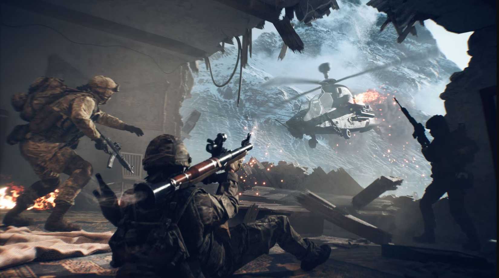 Dois jogadores em Battlefield 6 estão sendo atingidos por um helicóptero, como engenheiro mira com um foguete. 