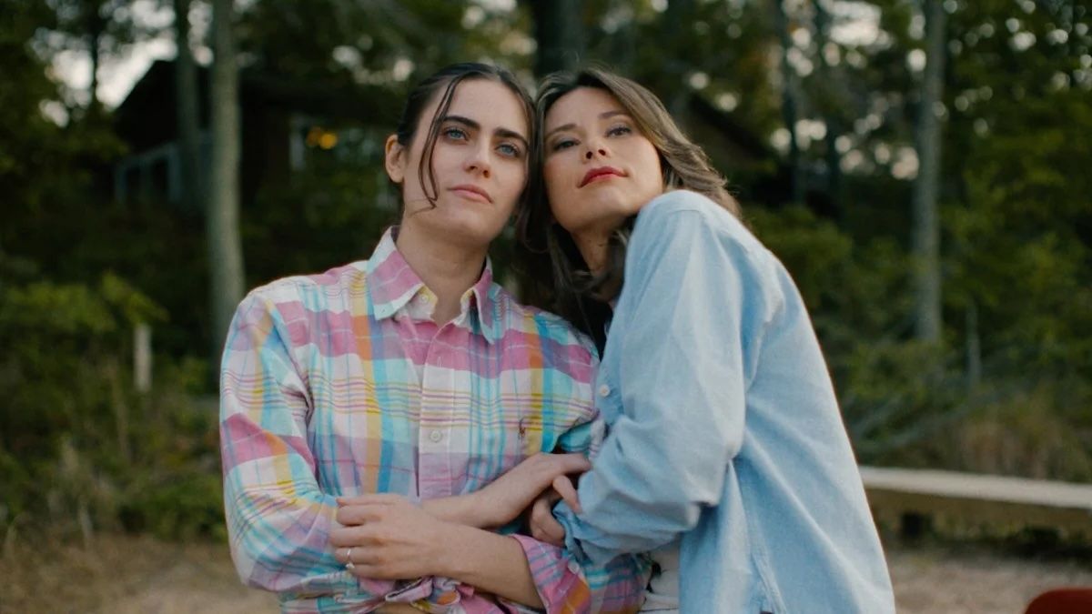 Duas mulheres ficam em um acampamento em doce vingança