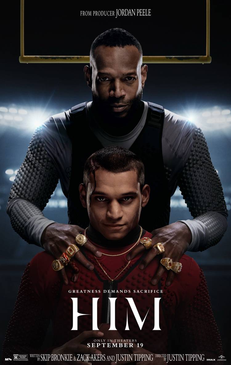 Marlon Wayans fica atrás de Tyriq Withers, mãos nos ombros, dedos cobertos com enormes anéis de futebol de campeonato de ouro, em um pôster para Justin Tipping ele