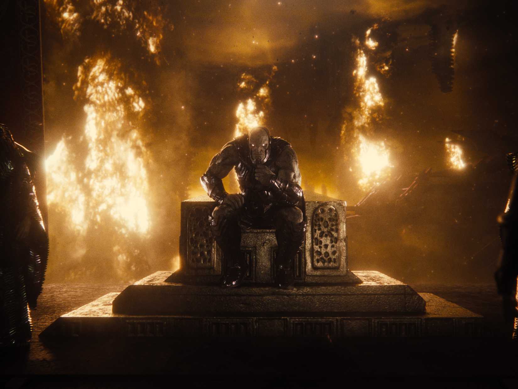 O vilão alienígena Darkseid fica em um trono em uma sala em chamas na Liga da Justiça de Zack Snyder