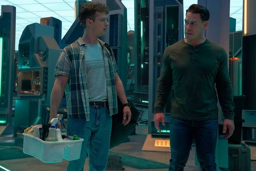 Vigilante (Freddie Stroma) detém alguns suprimentos de limpeza e conversas com Chris Smith (John Cena) em pacificador