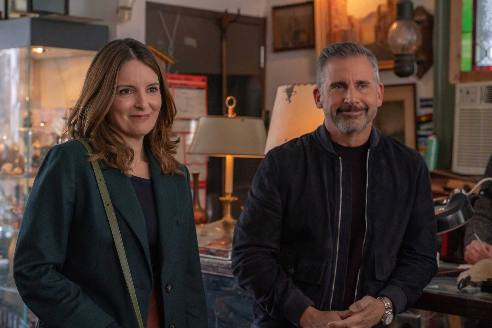 Tina Fey e Steve Carell em uma loja de antiguidades nas quatro temporadas