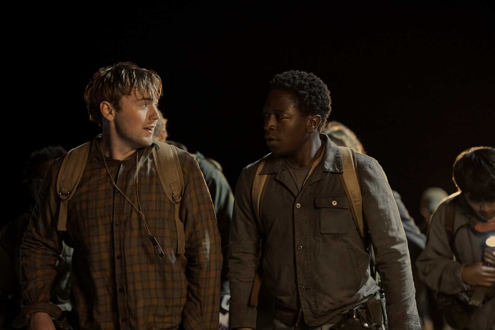 Cooper Hoffman como Garraty e David Jonsson como McVries em um tiro noturno na longa caminhada