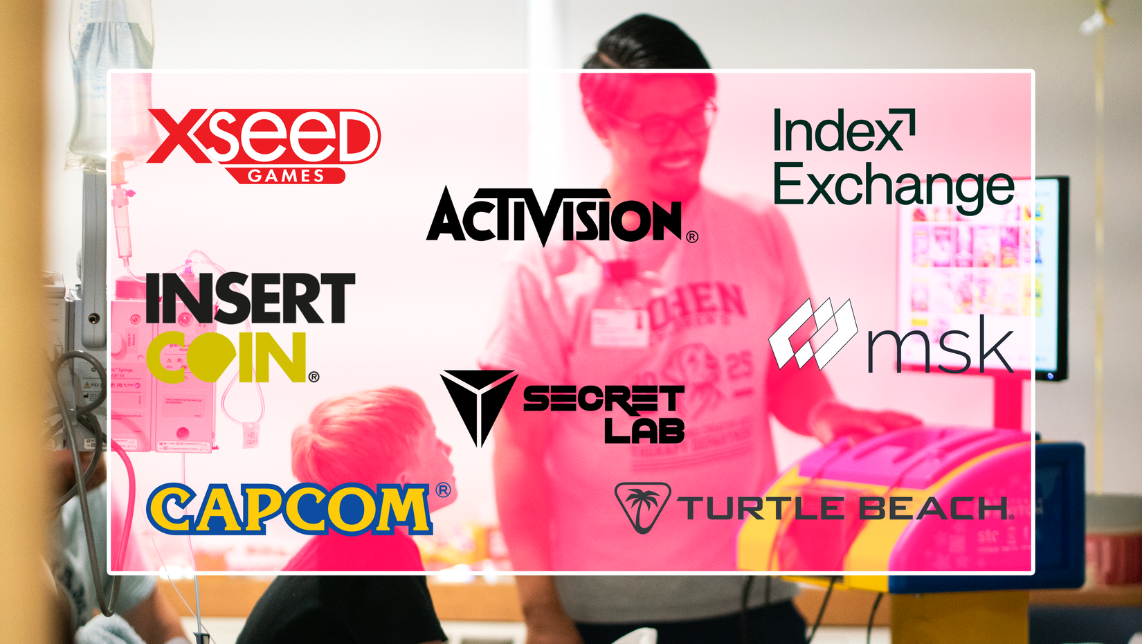 Uma imagem de um garoto no hospital com vários logotipos de marcas parceiras: jogos XSeed, Inserir moeda, Capcom, Activision, Secret Lab, Turtle Beach, Index Exchange e MSK