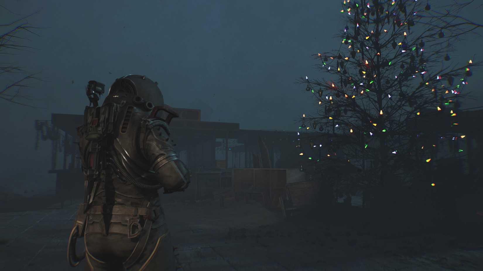 O viajante se aproxima de uma árvore de Natal, armas desenhadas.