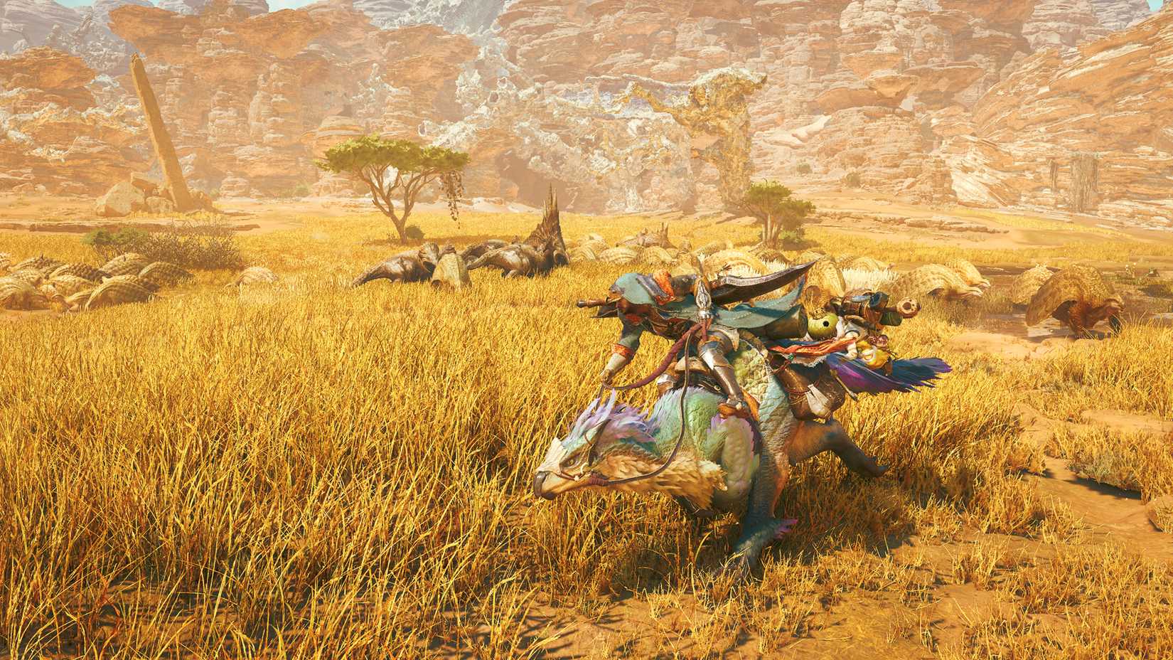 Um caçador monta seu corcel, conhecido como Seikret, passando por um rebanho de bestas semelhantes a dinossauros que vagam por uma planície no deserto em uma captura de tela de Monster Hunter Wilds