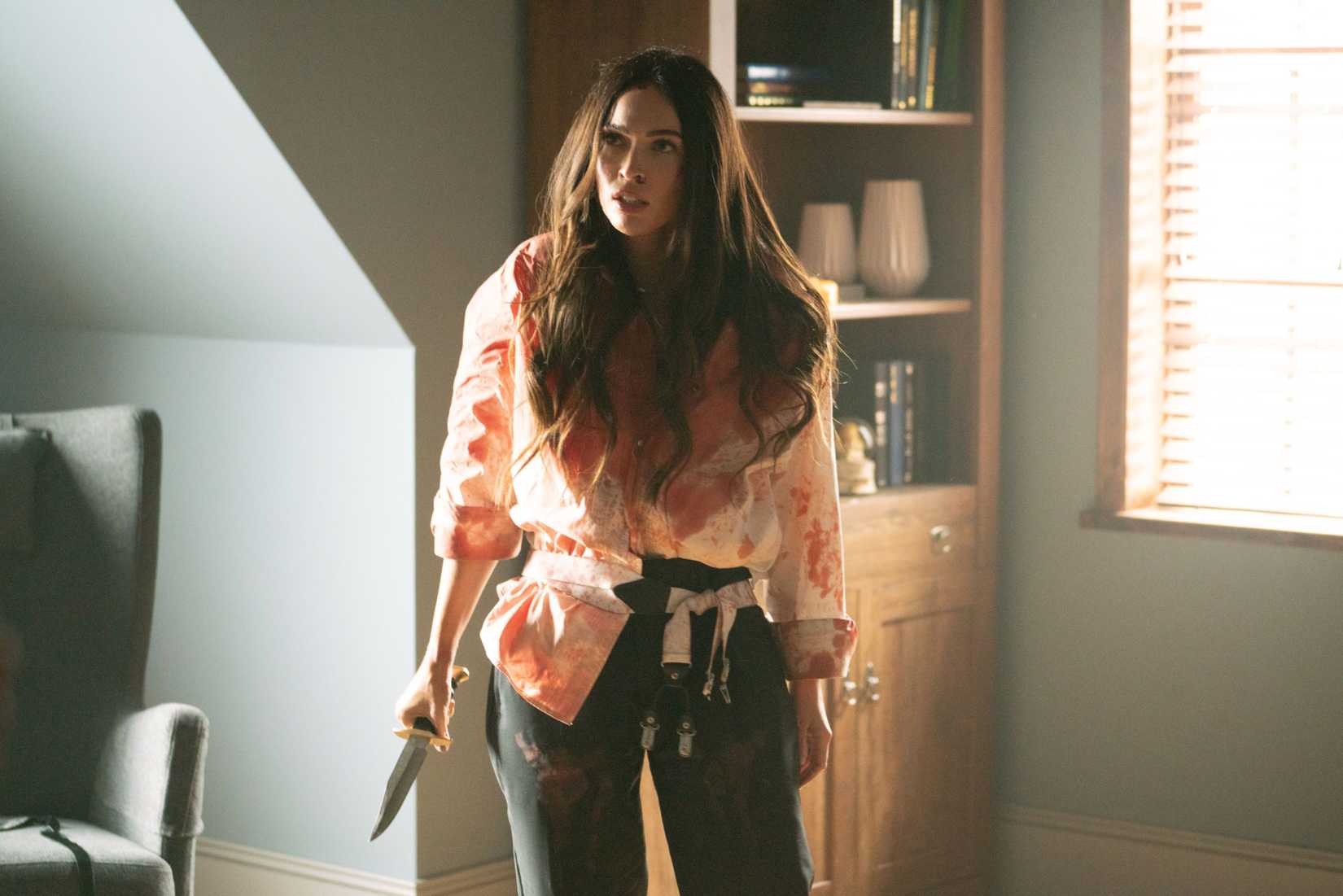Megan Fox como Emma, ​​coberta de sangue e brandindo uma faca até a morte