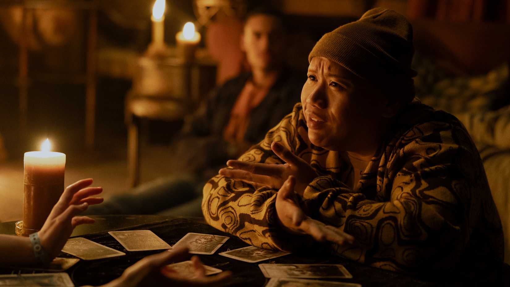 Jacob Batalon gesticula com as mãos enquanto ele está sendo um deck de tarô no tarô do filme.