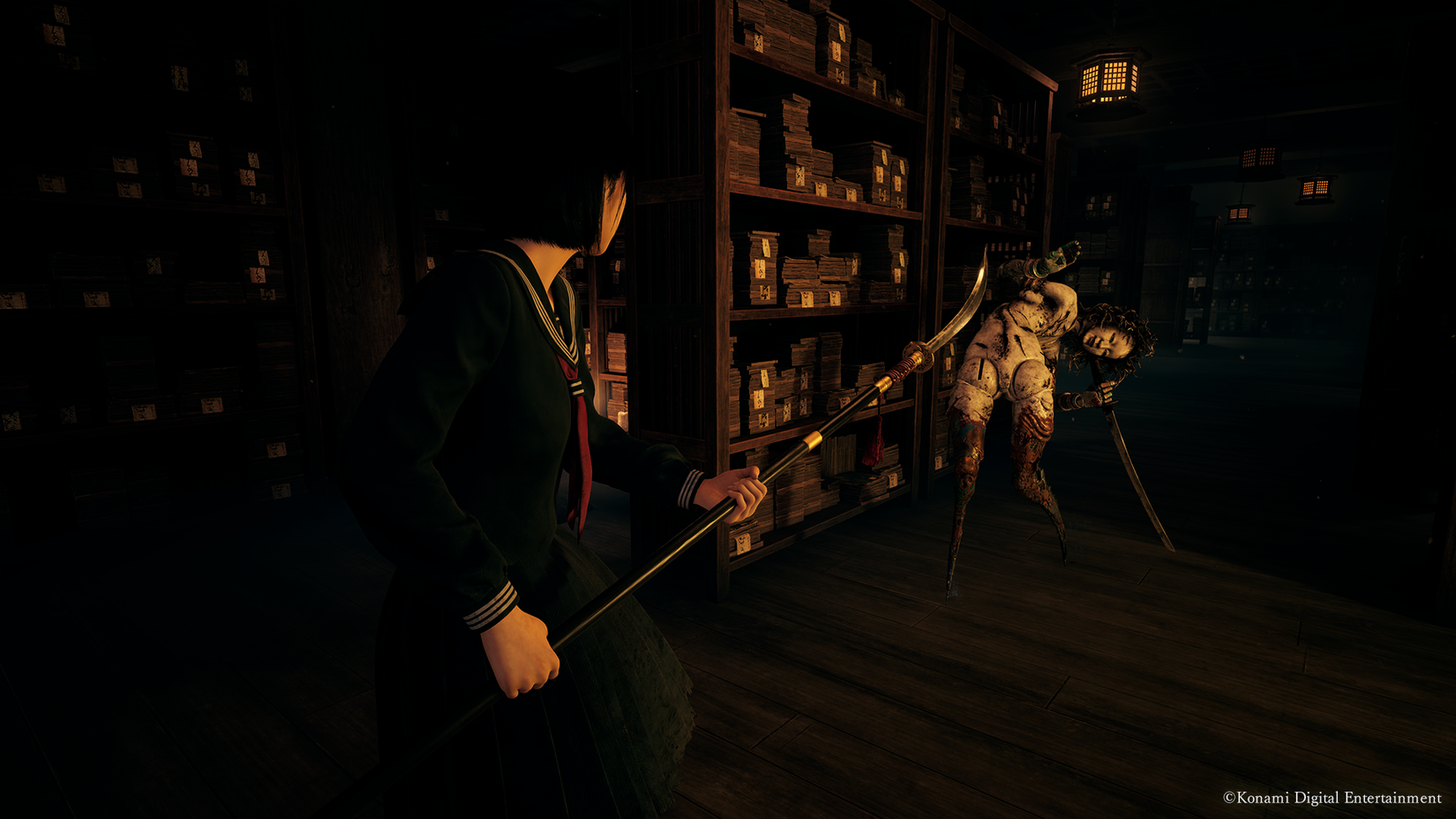 Hinako empunha um Naginata contra um monstro de boneca em uma captura de tela de Silent Hill F