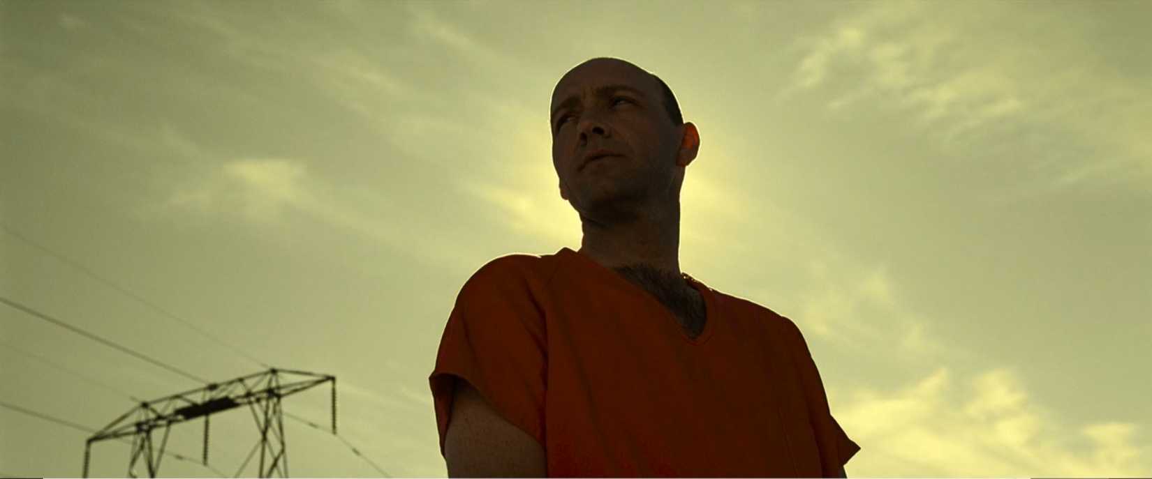 Kevin Spacey como o assassino John Doe em uma cena iluminada pelo sol do filme sete