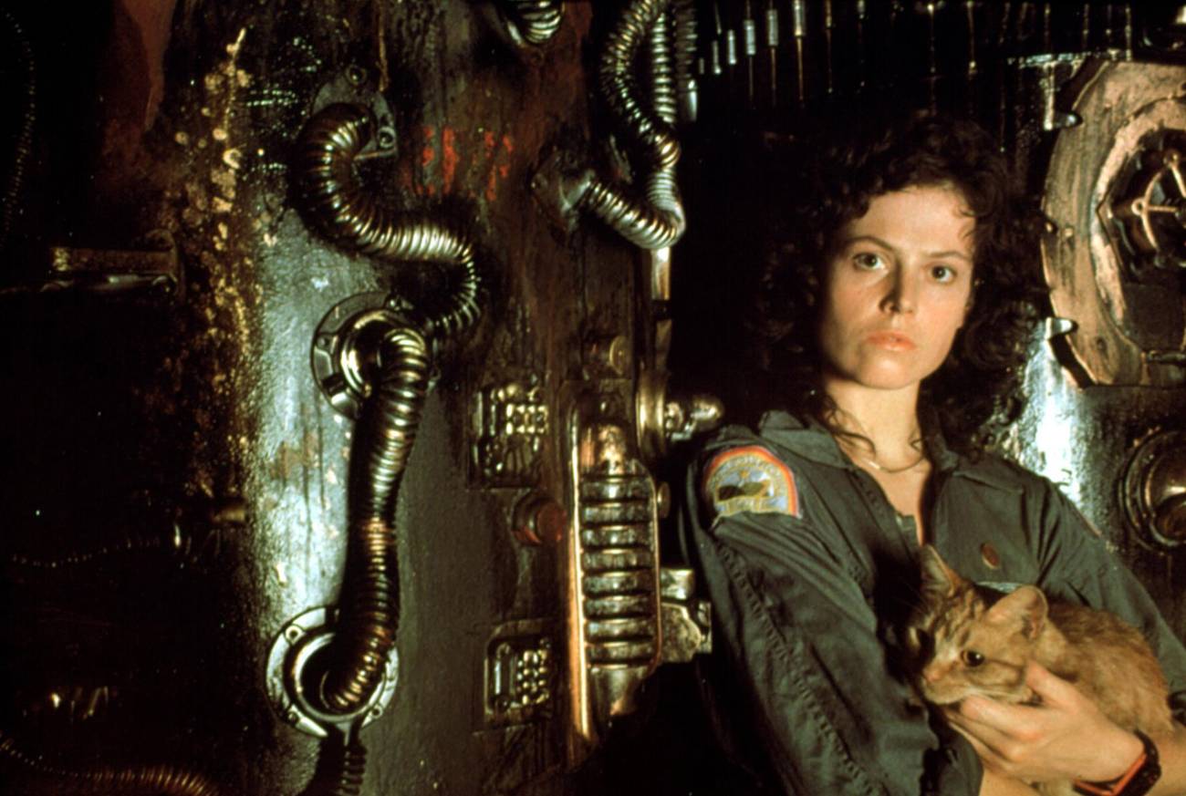 Sigourney Weaver segurando um gato em alienígena