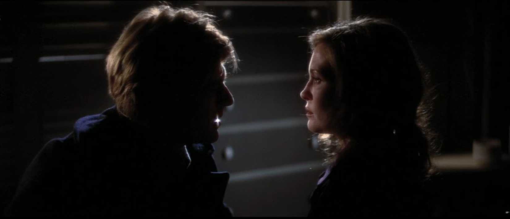 Robert Redford e Faye Dunaway compartilham um momento tensamente emocional (e sombrio) em uma cena de três dias do condor