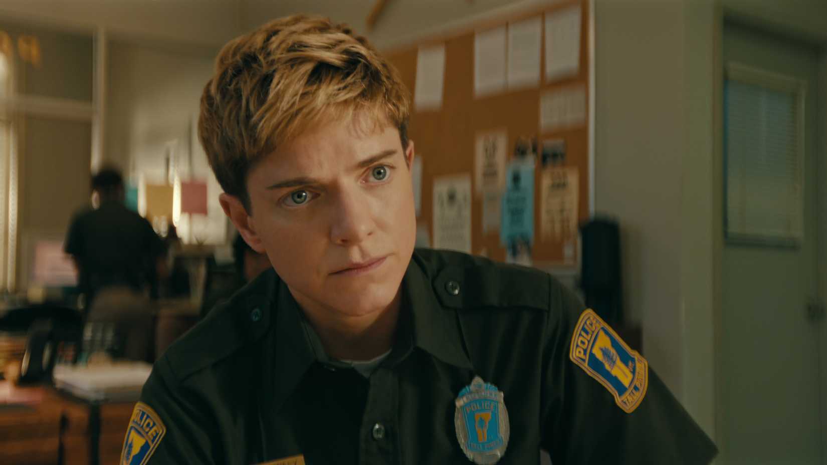 Mae Martin como Alex Dempsey no episódio 103 de Wayward.