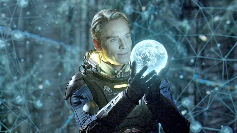 Michael Fassbender como Android David segurando um globo holográfico da Terra em Prometheus.