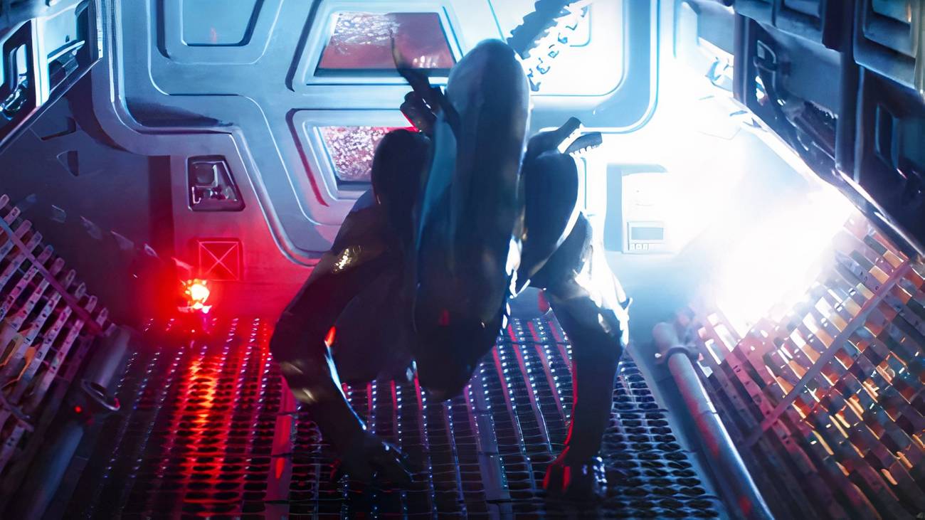 O Xenomorph Maginot, interpretado pelo ator Cameron Brown, sai solta no navio.