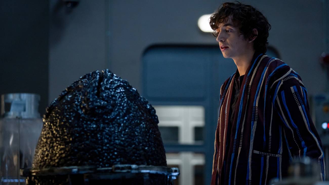 O garoto Kavalier (Samuel Blenkin) inspeciona um ovo de xenomorfo.