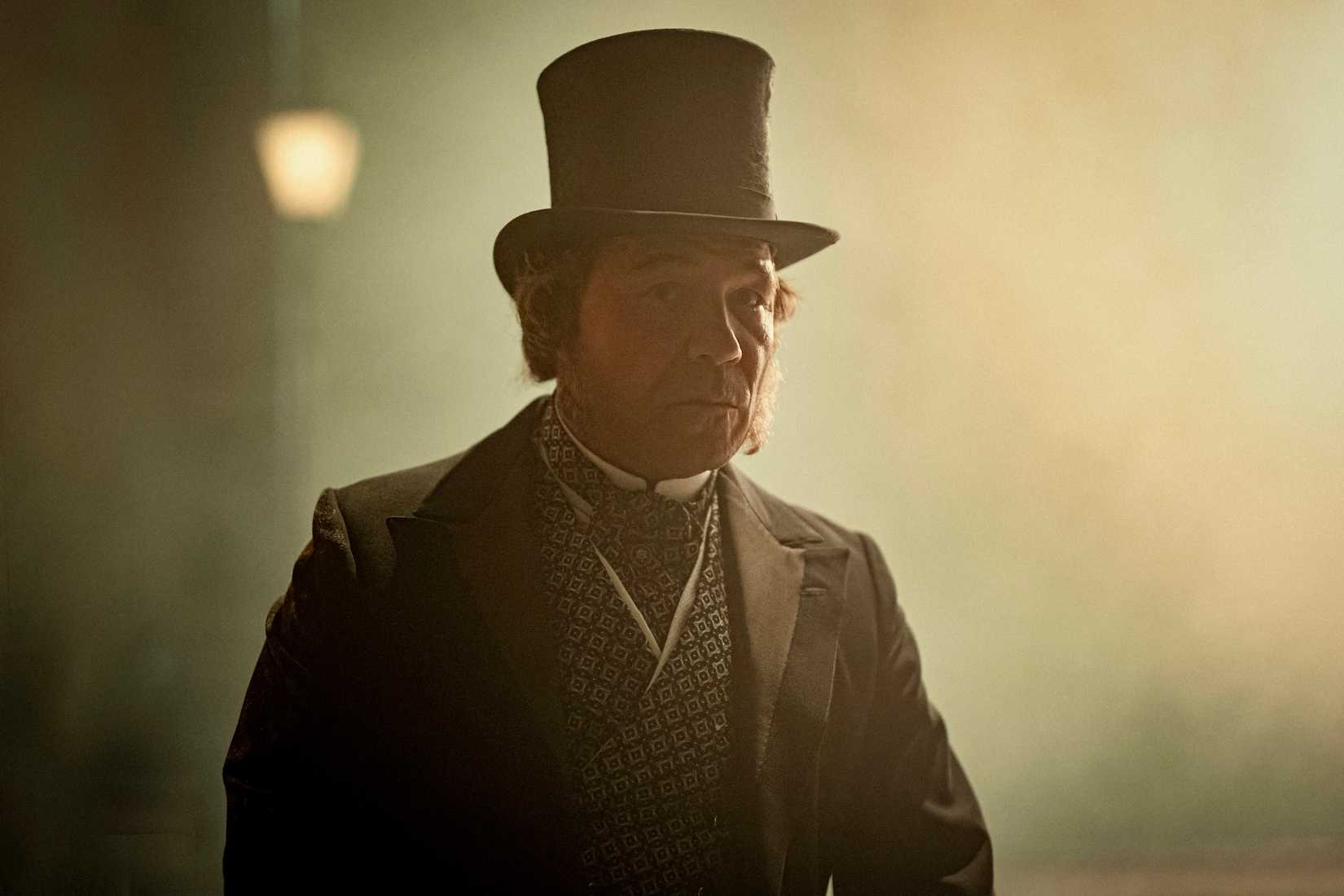 Stephen Graham em um chapéu de era vitoriana sofisticada em corpos