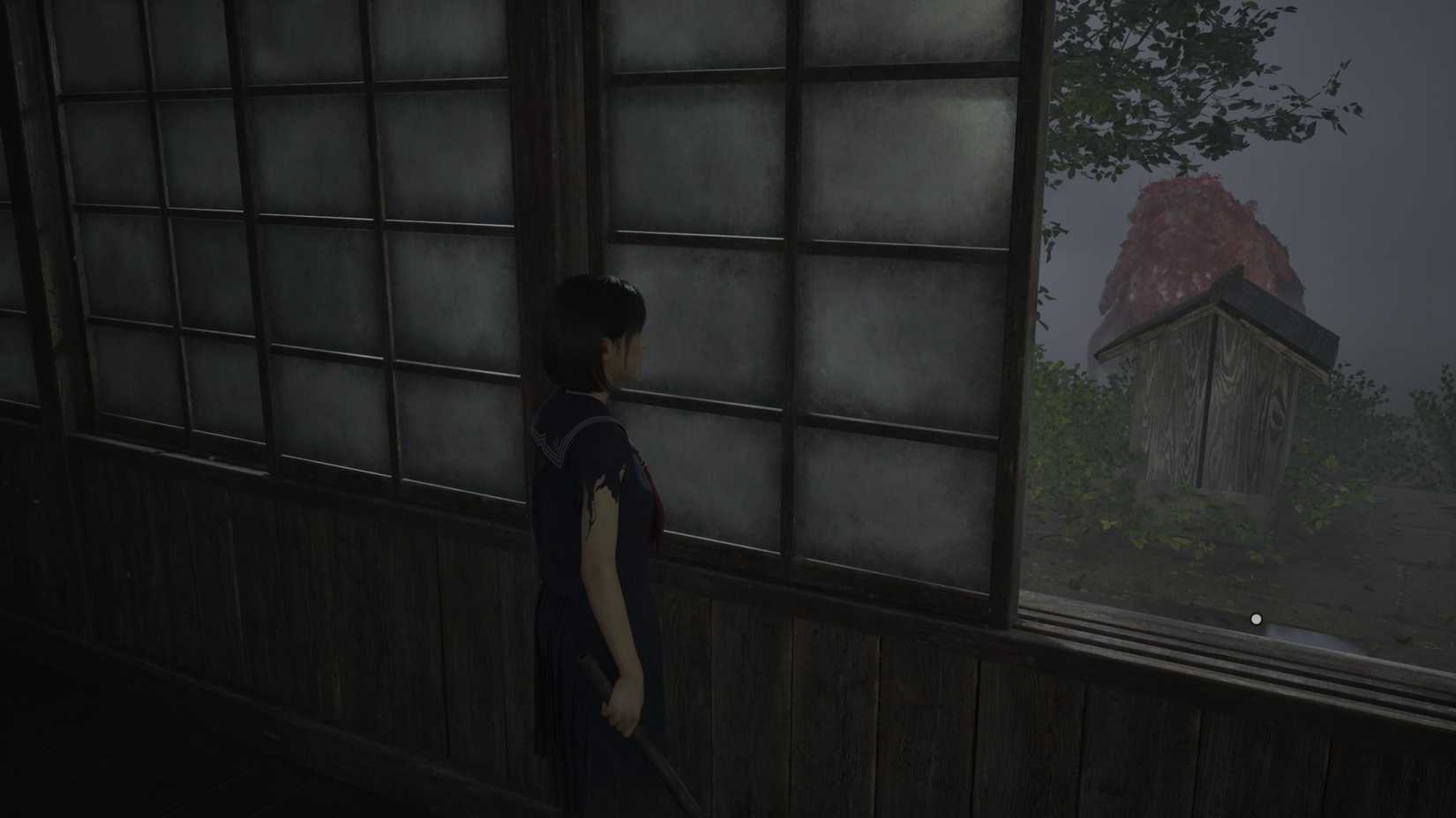Hinako de um lado de uma janela com um grande monstro do outro em Silent Hill F