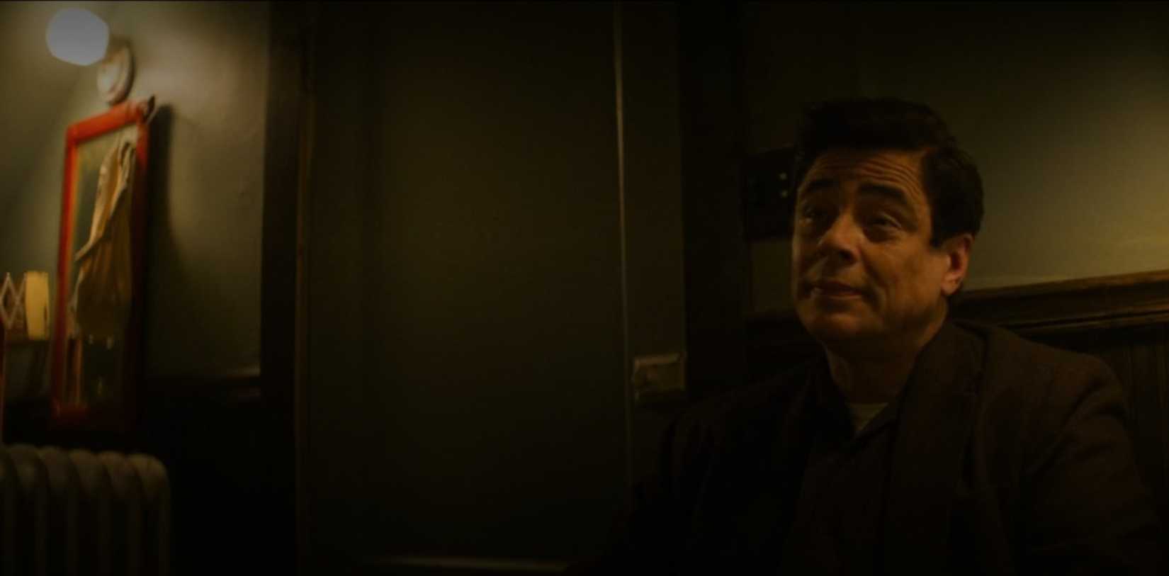 Benicio del Toro se esconde nas sombras em uma cena do filme No Move repentin