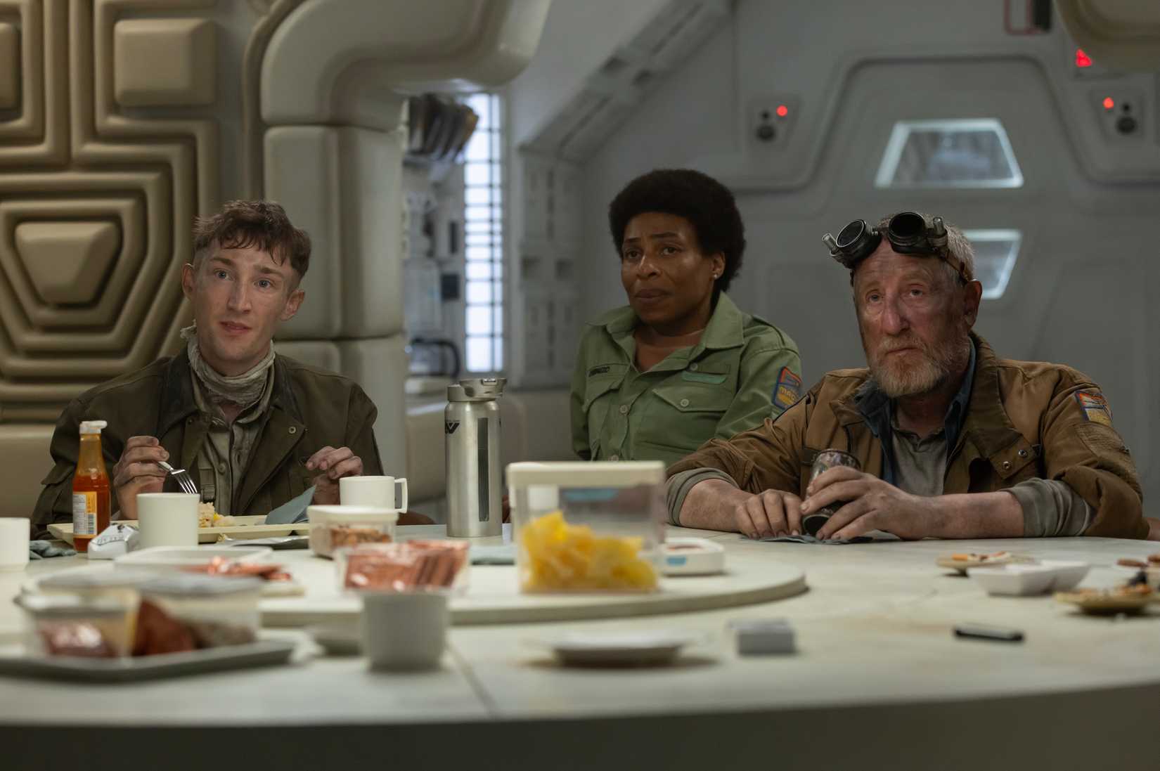 Três membros da tripulação do Maginot durante uma refeição no Episódio 5 Alien Earth